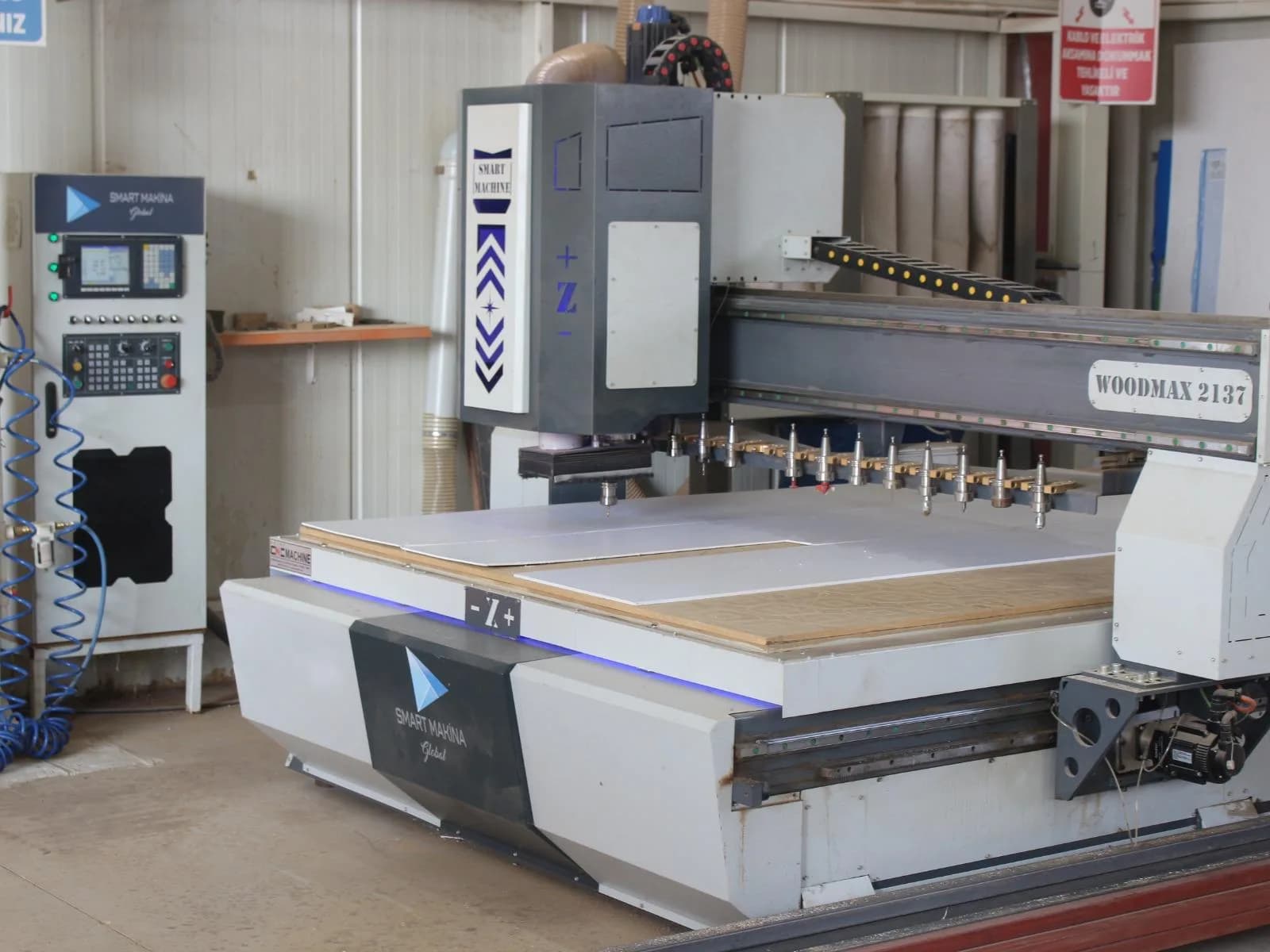 Atölyede CNC işleme merkezinde raf paneli kesimi