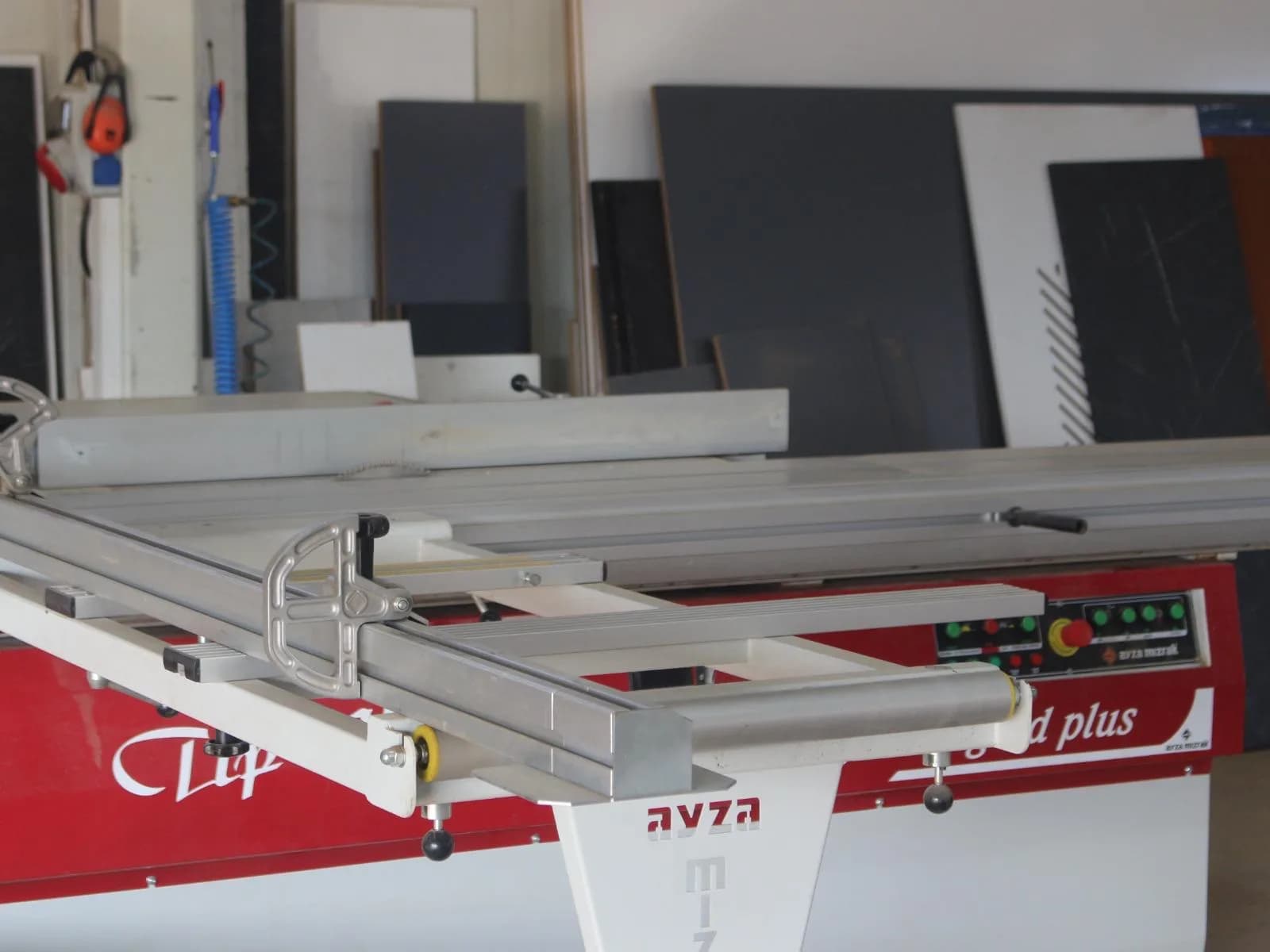 Atölyede panel testere ile malzeme kesimi